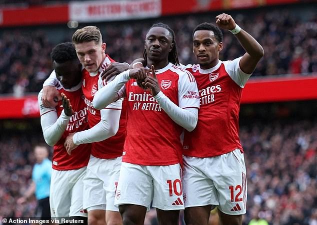 ¿Finalmente le llega el turno al Arsenal? Los expertos en estadísticas predicen la gloria de los Gunners en la Premier League, pero un club sorpresa se estrella entre los cinco primeros y NINGÚN equipo ascendido vuelve a caer.