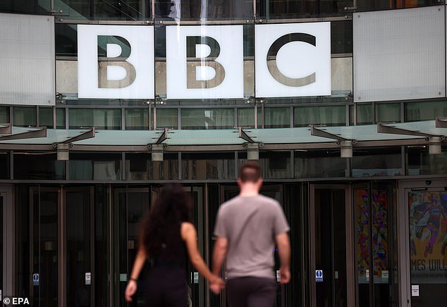 ‘¡Deberían rodar cabezas!’: el jefe de la BBC, Tim Davie, renuncia a luchar por su puesto por una ‘impactante’ disputa sobre imparcialidad, mientras la empresa es acusada de ‘difundir las mentiras de Hamás por todo el mundo’