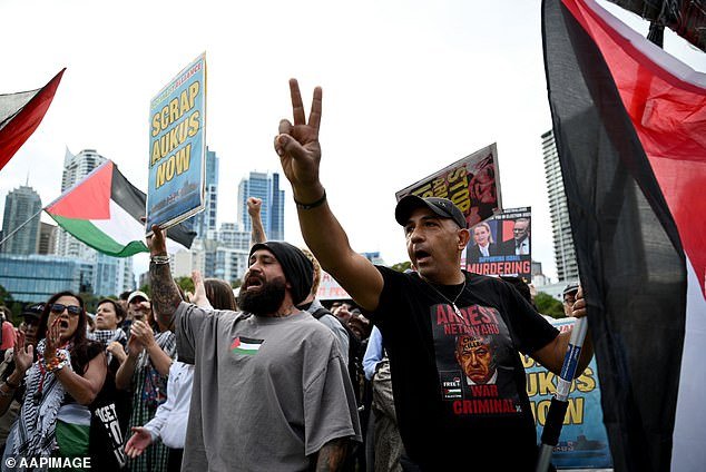 Las protestas contra la guerra estallan en caos cuando los activistas intentan bloquear la feria de armas de Sydney y la policía intenta detenerlos.