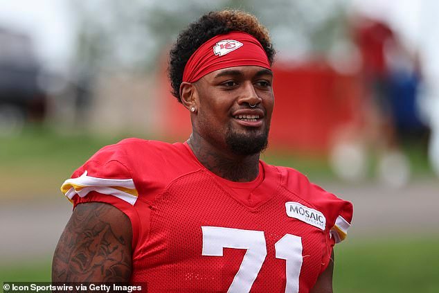 El novato de los Chiefs, Josh Simmons, regresa al equipo después de una misteriosa ausencia de meses debido a “asuntos familiares”.