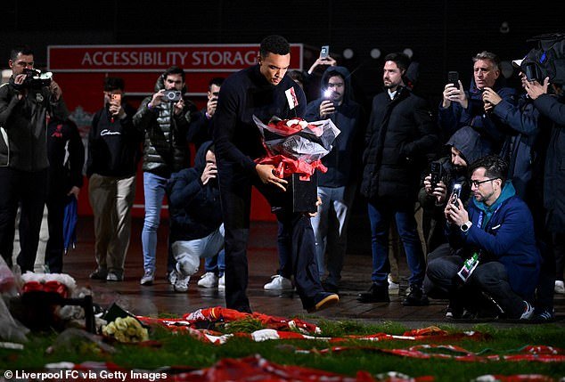 Trent Alexander-Arnold entrega un mensaje desgarrador a Diogo Jota mientras deposita una corona de flores en memoria de su excompañero en su regreso a Liverpool.