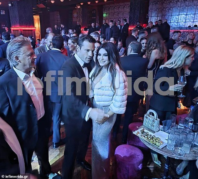 Kimberly Guilfoyle deslumbra con un vestido con aberturas altas en una fiesta íntima de embajadora de debut, con un bolso de mano MUY caro