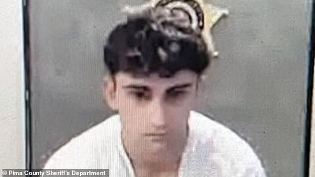 Un adolescente que conducía un Porsche corrió a casa para pedir ayuda a su padre rico después de matar a tres personas en el cruce de peatones, dice un abogado