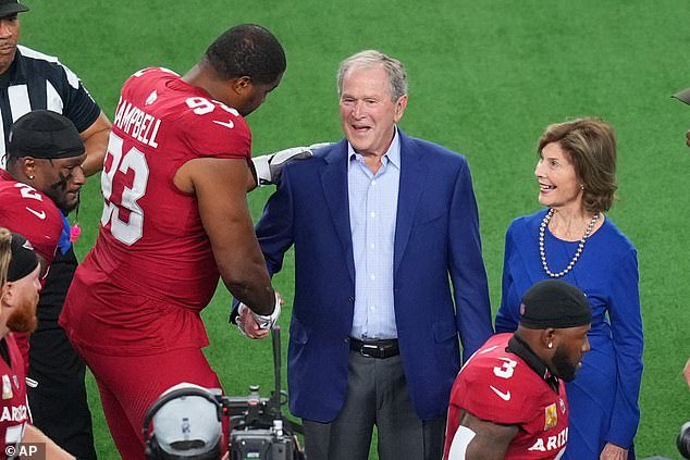 La divertida reacción de George W. Bush ante la estrella de los Cardinals de 315 libras, Calais Campbell, fue captada por el micrófono del árbitro en el juego de los Cowboys.