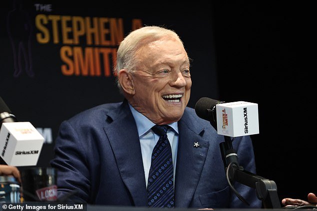 Jerry Jones se burla del exitoso acuerdo de los Dallas Cowboys apenas unas horas antes de la fecha límite de la NFL