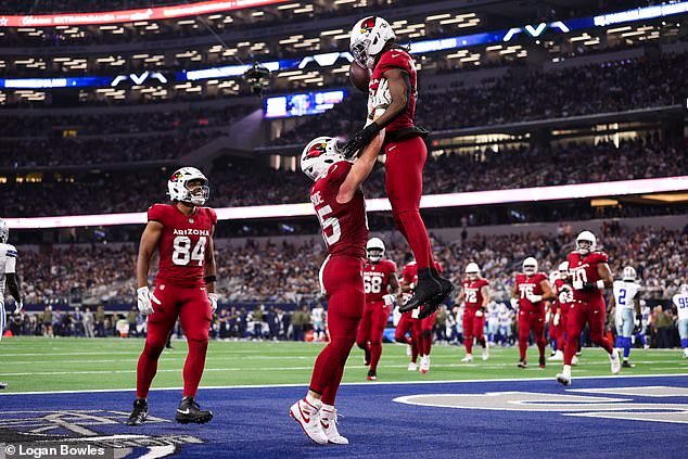 Las imágenes muestran a Stephen A. Smith retorciéndose junto a un enojado Jerry Jones mientras los Cowboys perdían ante los Cardinals.