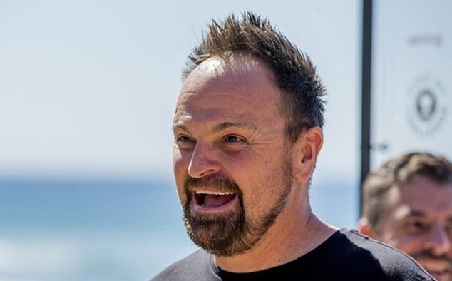 La leyenda del deporte australiano Steven Bradbury presenta su nuevo look muy diferente en la Copa de Melbourne