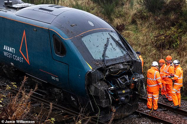 Se avecinan días de caos ferroviario después de que un deslizamiento de tierra en Cumbria descarrilara un tren, separando a Escocia del noroeste de Inglaterra, como advirtieron los pasajeros: “No viajen”