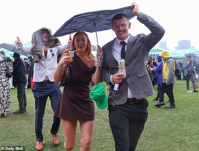 Miles de juerguistas están saliendo a trompicones de las puertas de Flemington después de que un día salvaje de acción en la Copa de Melbourne dejó a algunos un poco desanimados.