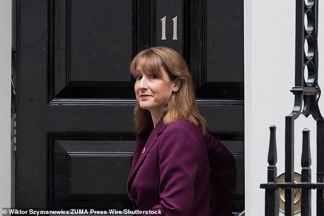 Rachel Reeves se ablanda con los británicos por los amplios aumentos de impuestos en su importante discurso de HOY, culpando al Brexit y la necesidad de “invertir” en el NHS.