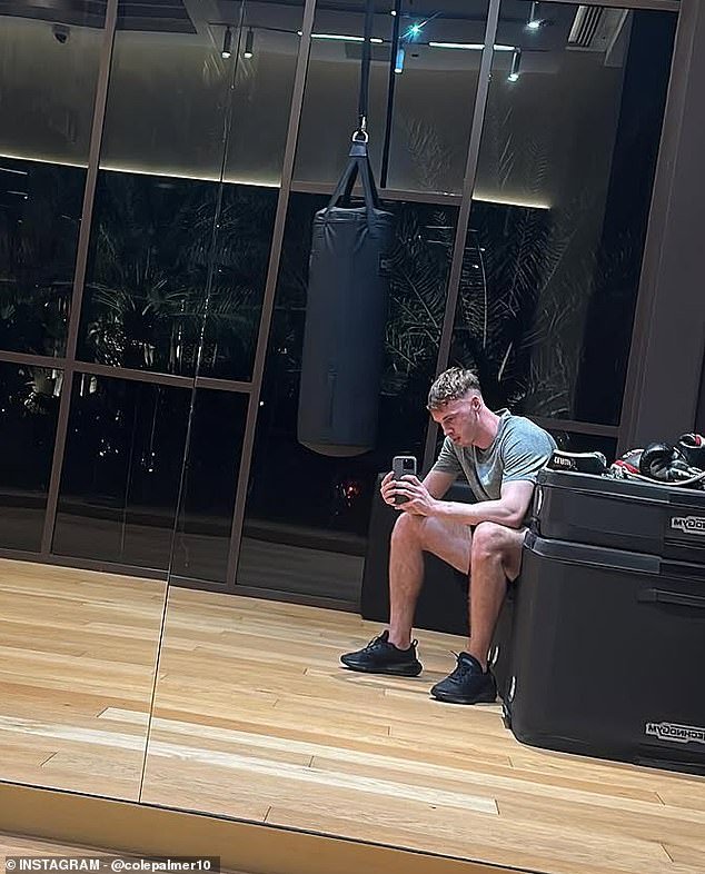 Cole Palmer comparte una visión de su recuperación de una lesión mientras la estrella del Chelsea comparte una instantánea con clasificación X en las redes sociales.