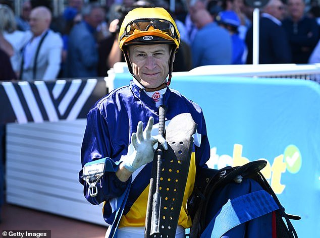 El veterano jockey australiano fue trasladado al hospital tras una terrible caída en Flemington