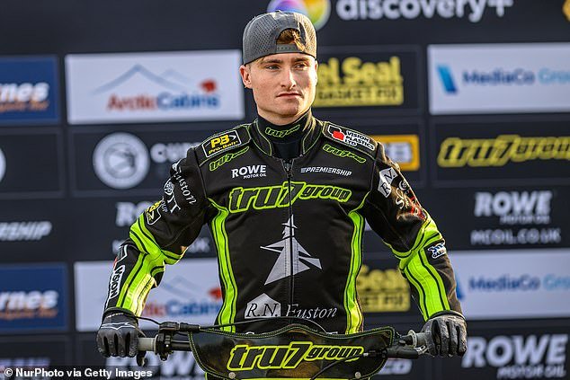 La estrella británica del speedway cuenta el aterrador momento en el que escuchó que se le rompía la pierna antes de quedarse tirado en el suelo en agonía durante 20 minutos.