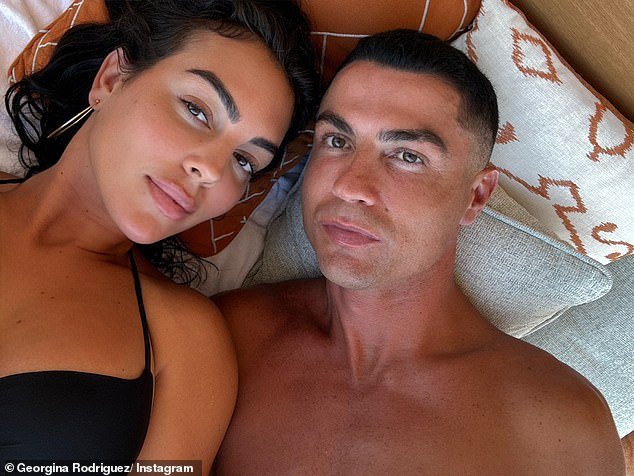 Cristiano Ronaldo habla de cómo sus hijas lo convencieron para proponerle matrimonio a su prometida Georgina Rodríguez, con un anillo de £ 1,5 millones, y revela detalles de su propuesta “no romántica” por primera vez.