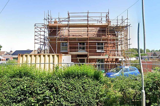 ¡Ahora “Scaffold House” está afectando los precios de nuestras viviendas! Ira por cinco años de trabajos de construcción en una casa vergonzosa mientras los precios de las propiedades de los vecinos caen casi un TERCERO