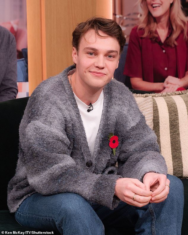 Los fanáticos tienen MUCHAS preguntas esta mañana cuando aparece la estrella del nuevo anuncio navideño de John Lewis.