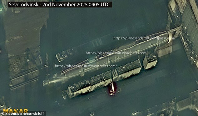 La imagen de satélite muestra el nuevo submarino nuclear de Rusia en su totalidad, después de que Putin se jactara de su armamento mortal “imparable” “como nada en el mundo”.