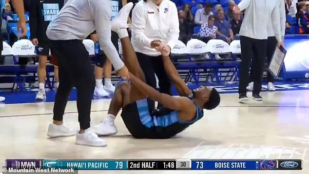 Momento salvaje: el jugador de baloncesto lesionado de Hawaii Pacific College es brutalmente arrastrado fuera de la cancha por sus entrenadores