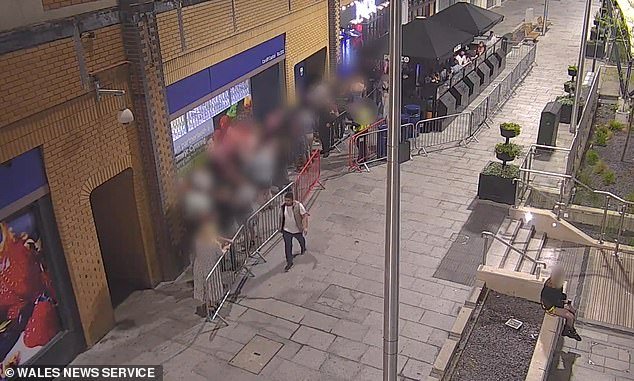 Momento aterrador: un solicitante de asilo sirio sigue a una mujer fuera de un club nocturno antes de estrangularla y abusar sexualmente de ella