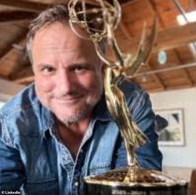 CBS despidió a un abogado veterano porque era un hombre blanco de mediana edad y lo reemplazó con un ex pasante negro, dice la demanda.