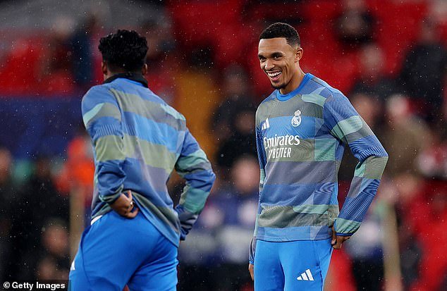 Trent Alexander-Arnold sonríe ante los abucheos en Anfield después de que los fanáticos del Liverpool lo recibieran con hostilidad en su regreso al club de su infancia, el Real Madrid.