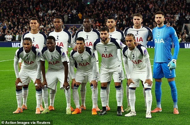 Destiny Udogie del Tottenham ha sido nombrada como una estrella de la Premier League que fue ‘amenazada con un arma’ por un agente de fútbol