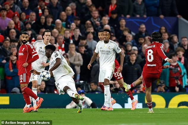 Los expertos estaban divididos sobre la controversia del VAR en el choque del Liverpool con el Real Madrid cuando se reveló el motivo de la decisión sorpresa, después de que los fanáticos de los Rojos estuvieran convencidos de que recibirían un penalti.