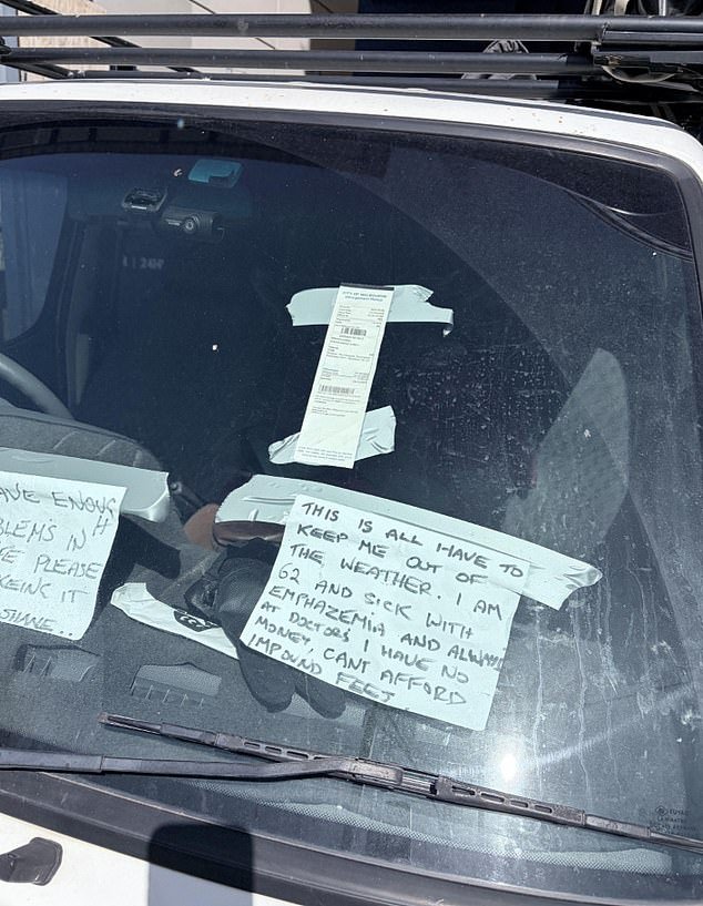 Los australianos critican el vergonzoso acto del encargado del estacionamiento después de que un conductor sin hogar dejara un mensaje desgarrador en su parabrisas.