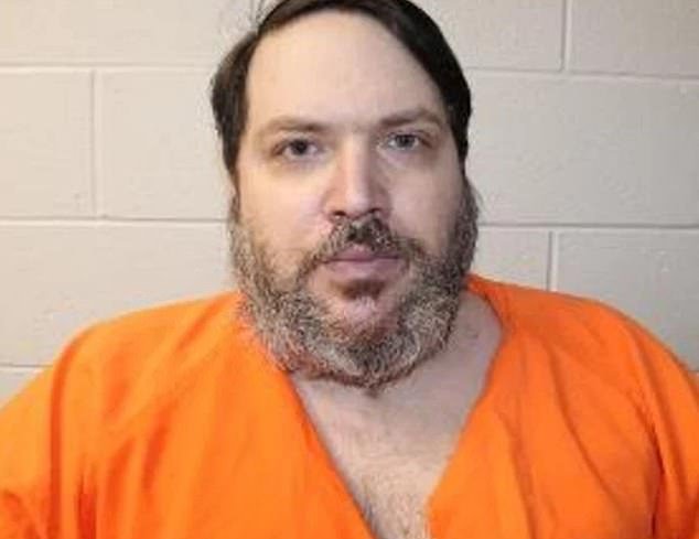 Violador estadounidense que fingió su propia muerte para evitar ser procesado ataca a víctima en un arrebato judicial enfermo