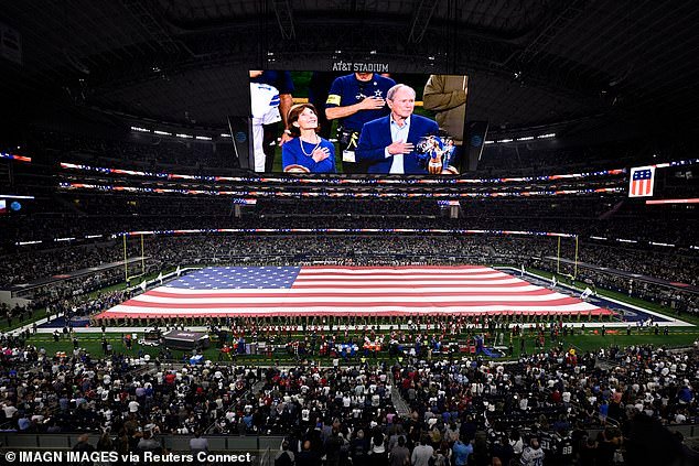 Los fanáticos de los Dallas Cowboys observan cómo un hombre “esparce las cenizas de su primo” en el campo del AT&T Stadium.