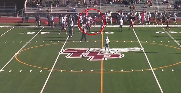 Los agentes de policía son llamados al partido de fútbol de la escuela secundaria después de que el padre del jugador irrumpiera en el campo y atacara al oponente.