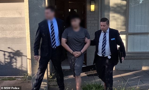 Un alto funcionario de la NAB es esposado por agentes de policía que investigan el presunto fraude del sindicato Penthouse de 150 millones de dólares.