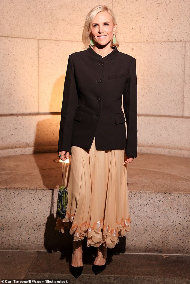 La magnate de la moda Tory Burch se enfurece cuando se reúne por sus planes de vender su icónico edificio cooperativo de Manhattan a un comprador secreto.