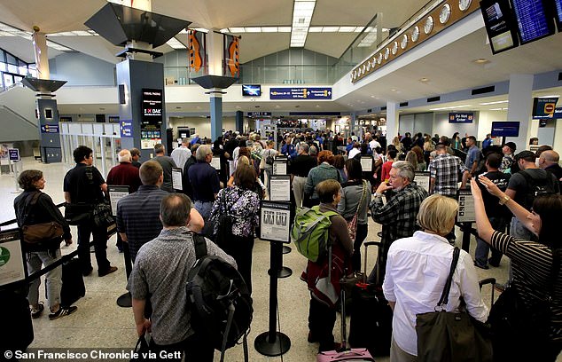 El Senado votará para poner fin al cierre del gobierno mientras el caos en los viajes y los recortes en los subsidios alimentarios causan estragos en todo Estados Unidos.