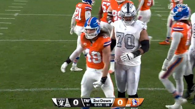 El gesto grosero de la estrella de los Broncos obliga a Amazon Prime a alejarse rápidamente de él en su victoria sobre los Raiders.
