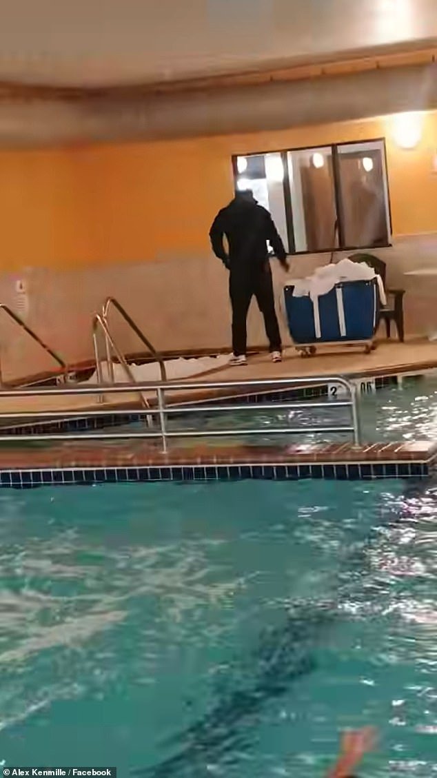 Un limpiador de hotel provoca disgusto después de ser filmado ‘limpiando’ la ropa de cama de una manera MUY inusual