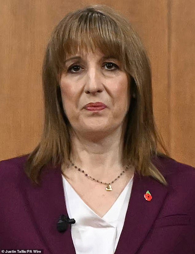 Reeves está “planeando una incursión en los fondos de pensiones apuntando a planes de sacrificio salarial” mientras un colega laborista pregunta por qué el partido ha prometido no aumentar el impuesto sobre la renta.