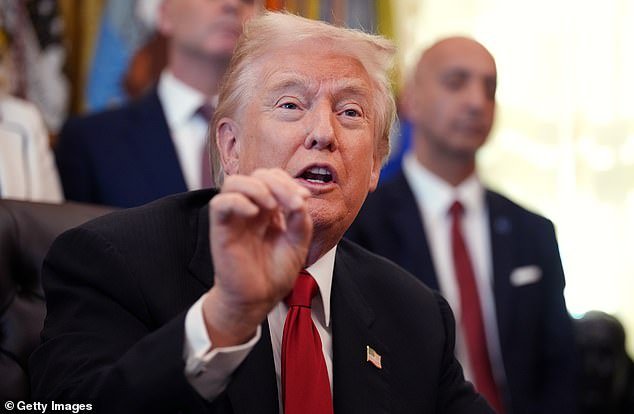 La Casa Blanca de Donald Trump critica las “noticias 100 por ciento falsas” de la BBC sobre el escándalo del vídeo manipulado Panorama, mientras aumenta la presión sobre los jefes corporativos