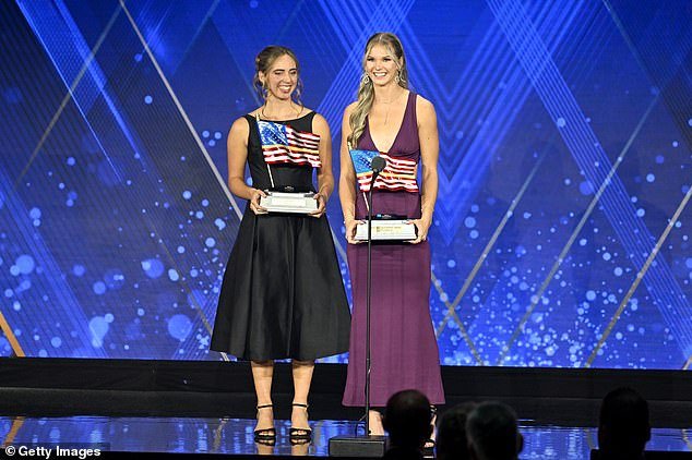 Los atletas de secundaria de Oregón que se volvieron virales por las protestas de sus rivales trans reciben un premio por su sorprendente desafío.