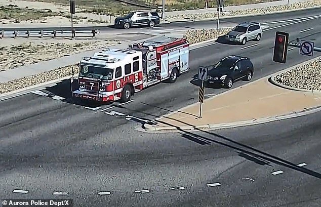Momento escandaloso: un conductor imprudente de 20 años corta el paso del camión de bomberos y choca contra él, enviando a tres bomberos al hospital