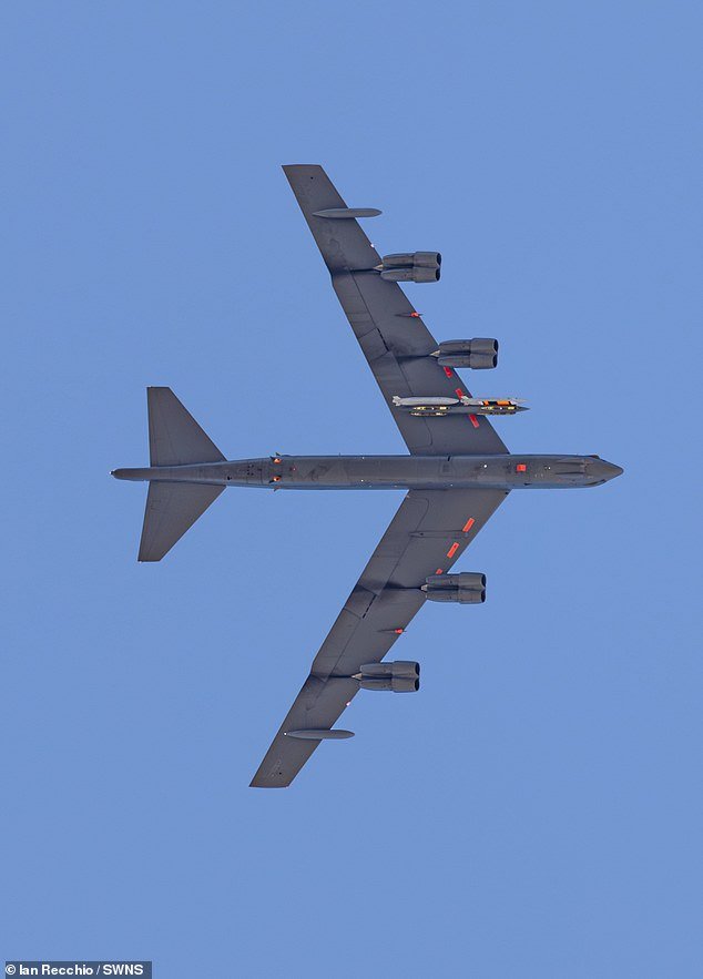 El nuevo misil nuclear destructor de ciudades de Donald Trump es “detectado por primera vez” mientras un observador de aviones lo fotografía en un vuelo de prueba silencioso