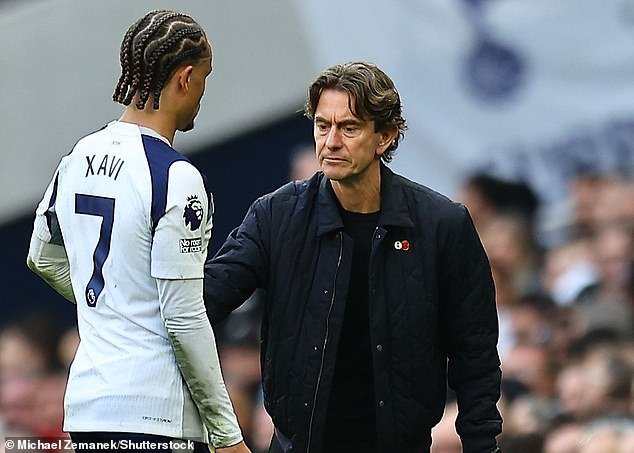 El ‘emocional’ Thomas Frank defiende la sustitución de Xavi Simons después de que el técnico del Tottenham fuera abucheado por los aficionados en el dramático empate del Man United