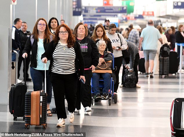 Un infierno para viajar, ya que el bloqueo en Chicago provoca paradas en tierra y vuelos cancelados en todo el país.
