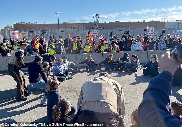 Madres rebeldes de los suburbios son arrestadas durante una sentada frente a las instalaciones de ICE