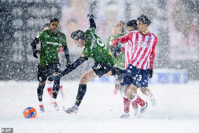 Blizzard causa caos en la final de fútbol canadiense antes de que una patada de bicicleta difícil de creer provoque una remontada.