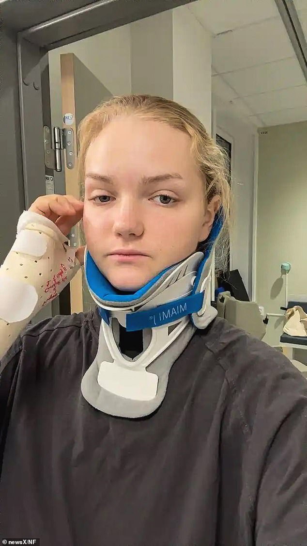 Una mujer de 21 años es mordida en el cuello por un león tras ser arrancada de un caballo durante un safari en Sudáfrica, pero escapa milagrosamente