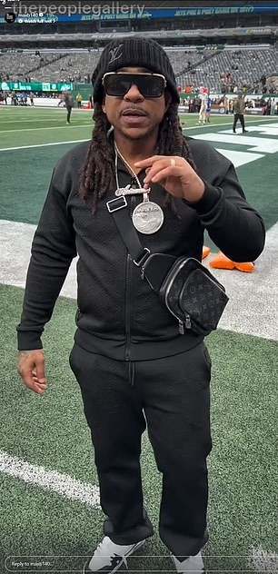 El rapero neoyorquino va al partido de los Jets directamente desde prisión después de cumplir 16 AÑOS por su papel en un robo a mano armada fallido.