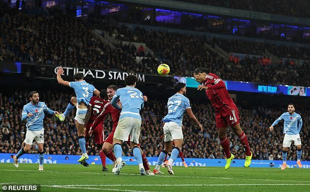 El Liverpool está presentando una queja después de que el VAR rechazara polémicamente el gol de Virgil van Dijk contra el Manchester City, ya que los campeones insisten en que los árbitros se equivocaron después de revisar las imágenes desde MÚLTIPLES ángulos.