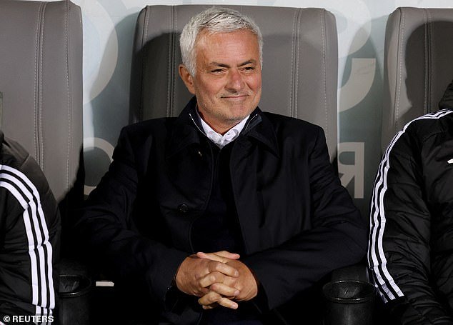 José Mourinho es acusado de “dejar el Fenerbahce con una asombrosa factura de hotel de 656.000 libras esterlinas” después de una estancia prolongada en el lujoso Four Seasons durante su viaje a Estambul.