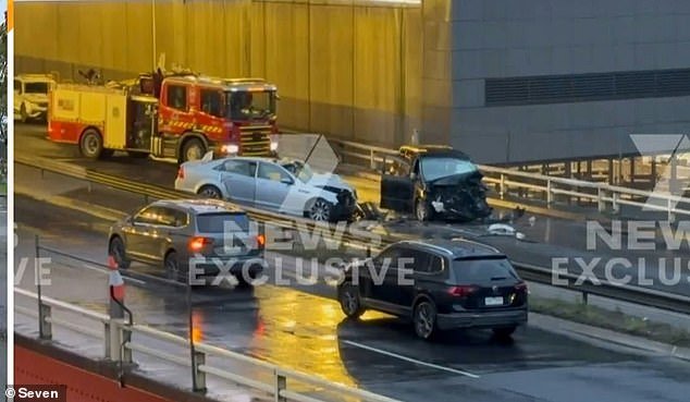 Interrupciones del tráfico en Kingsway en Melbourne después de que una dramática persecución policial terminara en un accidente